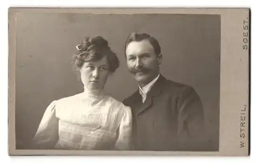 Fotografie W. Streil, Soest, Portrait bürgerliches Paar in hübscher Kleidung