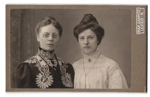 Fotografie Max Schmitz, Leipzig-R, Kronprinzenstrasse 19, Portrait zwei bürgerliche Damen in hübscher Kleidung