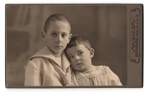 Fotografie R. Mandler, Bernburg a. S., Karlsplatz 31, Portrait hübscher Knabe und kleines Mädchen in modischer Kleidung