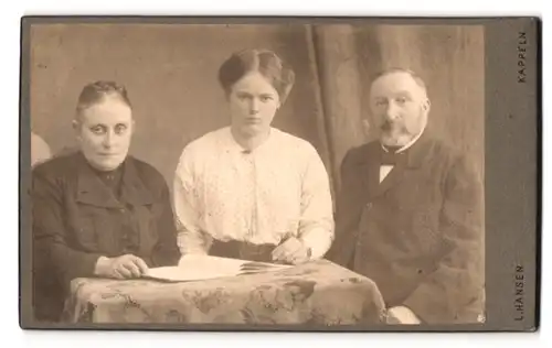 Fotografie L. Hansen, Kappeln, Portrait älteres Paar und junge Frau in hübscher Kleidung mit Zeitung