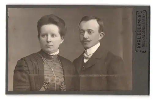 Fotografie Karl Doermer, Neuhaldensleben, Markt 11, Portrait bürgerliches Paar in hübscher Kleidung