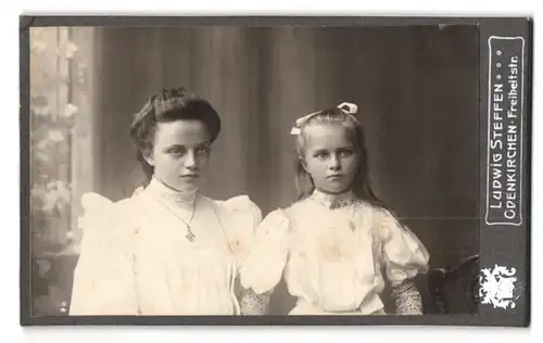 Fotografie Ludwig Steffen, Odenkirchen, Freiheitstrasse, Portrait zwei junge Mädchen in weissen Kleidern