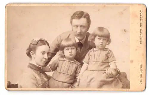 Fotografie Th. Kirsten, Dresden-Neustadt, Bautzner-Strasse 79, Portrait bürgerliches Paar mit zwei kleinen Mädchen