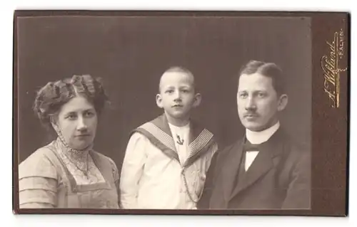 Fotografie A. Wiklund, Falun, Portrait bürgerliches Paar mit einem Sohn