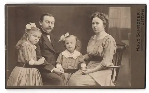 Fotografie Hugo Schröder, Zittau, Milchstrasse 7, Portrait bürgerliches Paar mit zwei Töchtern