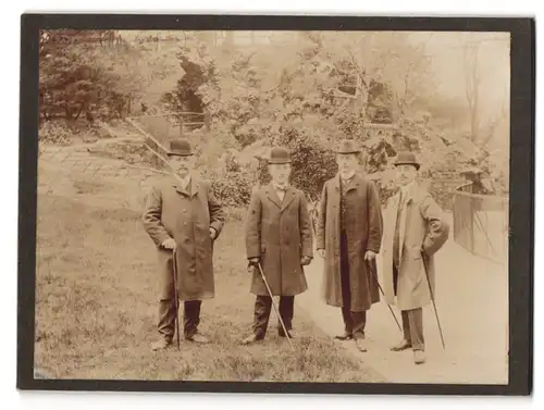 Fotografie unbekannter Fotograf und Ort, Portrait vier junge Herren in modischer Kleidung