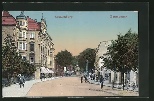 AK Oranienburg, Bernauerstrasse mit Passanten