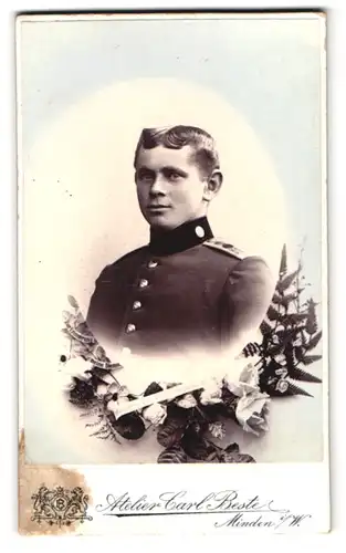 Fotografie Carl Beste, Minden i. W., Bäckerstr., Portrait junger Soldat in Artillerie Uniform Rgt. 58 im Passepartout