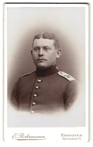 Fotografie E. Rohrmann, Hannover, Heinrichstr. 15, Portrait Soldat in Uniform Rgt. 74 mit Wappenknöpfen
