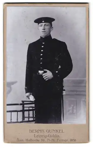 Fotografie Bernh. Gunkel, Leipzig, Äuss. Hallesche Str. 77-79, Portrait sächischer Soldat in Uniform mit Krätzchen