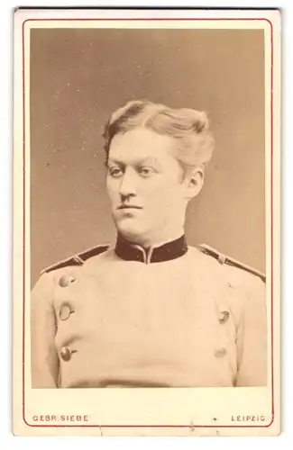 Fotografie Gebr. Siebe, Leipzig, Portrait Soldat in Uniform mit Schulterklappen