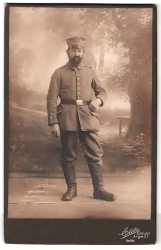 Fotografie Elite, Erfurt, Anger 21, Portrait Soldat in Feldgrau Uniform Rgt. 16 vor einer Studiokulisse