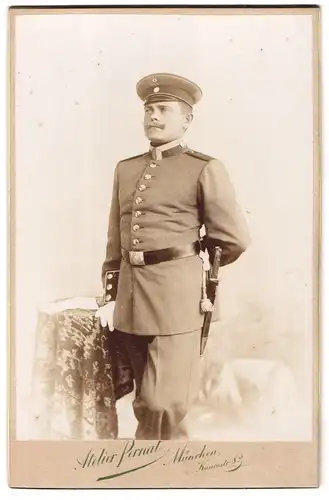 Fotografie Pernat, München, Kasernstr. 8, Portrait Uffz. in Uniform mit Bajonett und Portepee