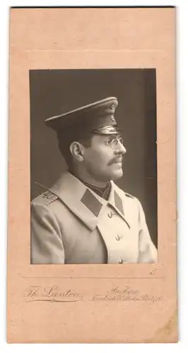 Fotografie Th. Lantin, Aachen, Friedrich Wilhelm Platz 10, Portrait Einjährig-Freiwilliger in Uniform Rgt. 40 mit Brille