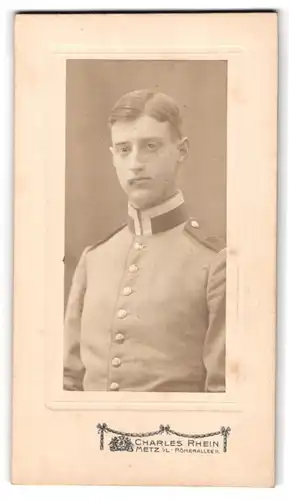 Fotografie Charles Rhein, Metz i. L., Römerallee 11, Portrait junger Uffz. in Uniform