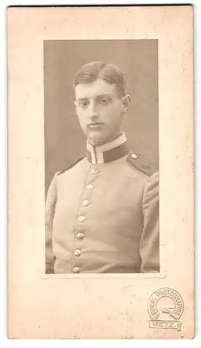 Fotografie Charles Rhein, Metz i. L., Römerallee 11, Portrait Uffz. in heller Uniform