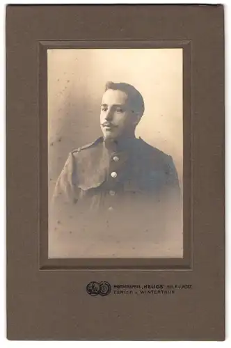 Fotografie Helios, Zürich, Bahnhofstr. 110, Portrait schweizer Soldat in Uniform mit Schützenschnur