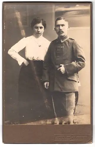 Fotografie Friedr. Umhauer, Karlsruhe, Kaiserallee 103, Portrait Uffz. in Feldgrau Uniform nebst seiner Frau