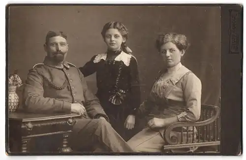 Fotografie Georg Scholz, Wandsbeck, Hamburgerstr. 17-18, Portrait Uffz. in Feldgrau Uniform mit Schützenschnur