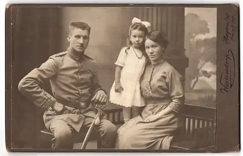 Fotografie Westendorp, Hagen / W., Portrait junger Uffz. in Uniform Rgt. 7 mit Säbel, Tochter und Mutter im Kleid