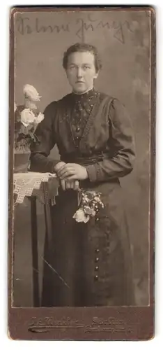 Fotografie Ad. Winkler, Görlitz, Berlinerstr. 12, Dame mit Blumenstrauss im Foto-Atelier