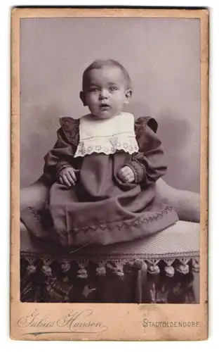 Fotografie Julius Hansen, Stadtoldendorf, Baby im Kleidchen mit Latz