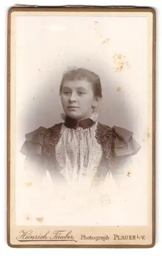 Fotografie Heinrich Täuber, Plauen i. V., Oberer Graben 17, Portrait hübsches Mädchen modisch gekleidet