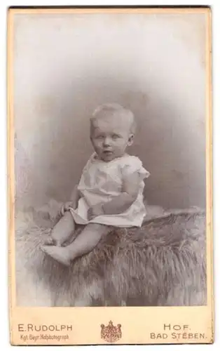 Fotografie E. Rudolph, Hof, Lorenzstr. 3, Baby auf Felldecke sitzend