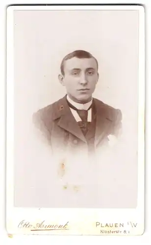 Fotografie Otto Asimont, Plauen i.V., Klosterstr. 8, Portrait junger mann im Anzug mit Krawatte & Einstecktuch