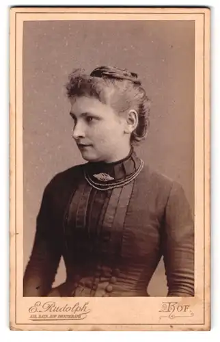 Fotografie E. Rudolph, Hof, Marienstr. 69, Portrait hübsche junge Dame mit Kragenbrosche & Halskette