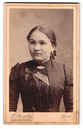 Fotografie E. Rudolph, Hof, Marienstr. 69, Portrait Brünette junge Dame mit Kragenbrosche im schwarzen Kleid