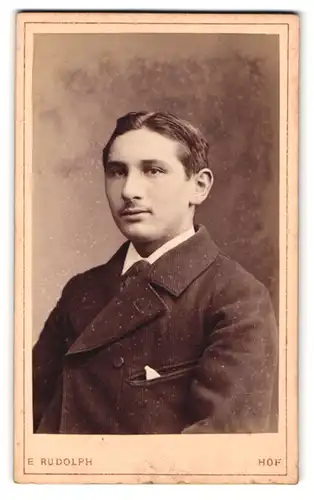 Fotografie E. Rudolph, Hof, Mafrienstr. 69, Portrait Bursche im Cord-Mantel mit Oberlippenpflaum