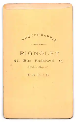 Fotografie Atelier Pignolet, Paris, 14 Rue Radziwill, Edeldame mit Haube und Halstuch