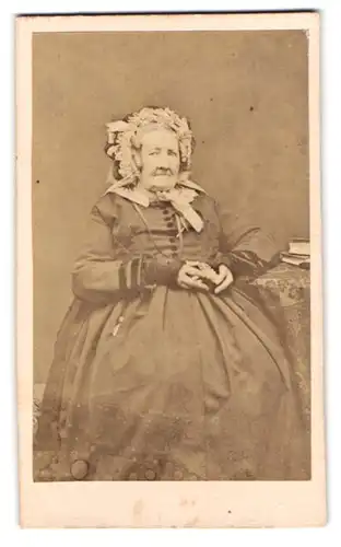 Fotografie Fotograf und Ort unbekannt, betagte Dame mit Haube im Biedermeierkleid