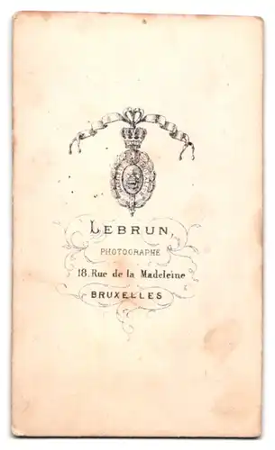 Fotografie Atelier Lebrun, Bruxelles, 18 Rue de la Madeleine, Brünette Dame im Biedermeierkleid