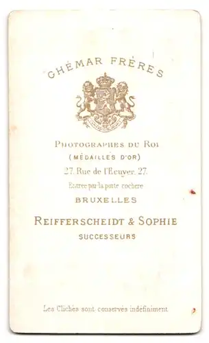 Fotografie Ghemar Freres, Bruxelles, 27 Rue de l'Ecuyer, Dame mit Halskette & Anhänger im schwarzen Kleid