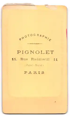 Fotografie Atelier Pignolet, Paris, 14 Rue Radziwill, junge Dame mit Pelzmantel und Hut