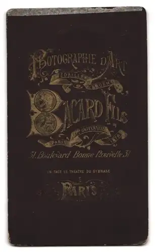 Fotografie Bacard Fils, Paris, 31 Boulevard Bonne Nouvelle, Portrait Edeldame im modischen Kleid