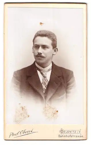 Fotografie Paul Oberst, Oelsnitz i. V., Bahnhofstrasse, Portrait Herr mit Schnauzbart trägt Anzug & Krawatte