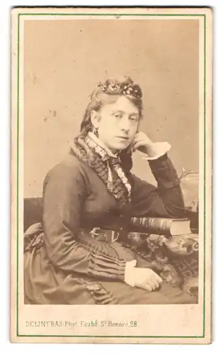 Fotografie Delintraz, Paris, 28 Rue Du Faub St. Honore, Portrait Antoinette Polis mit Haarschmuck & Gürtel