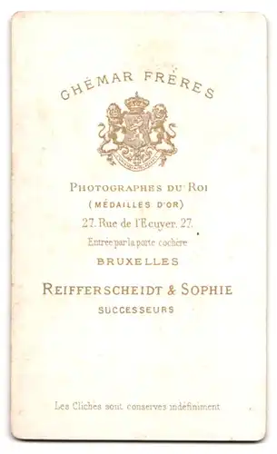 Fotografie Ghemar Freres, Bruxelles, 27 Rue de l'Ecuyer, Dame im schwarzen Kleid nebst Studiokulisse