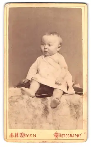 Fotografie L. H. Zeyen, Liege, 137 Boulevard de la Sauveniere, Baby auf Kissen sitzend