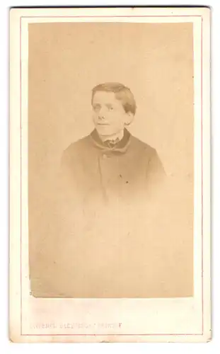 Fotografie Chesnel Glenisson, Charenton, 5 Chemin de Conflans, Portrait schüchterner Knabe im Mantel