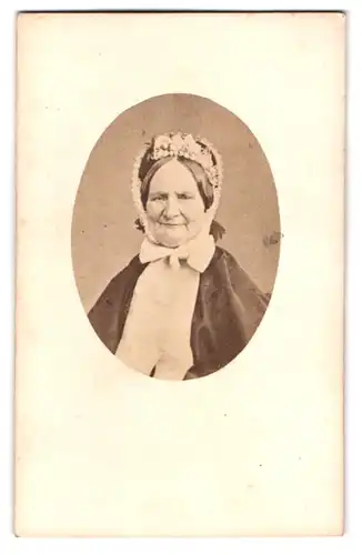 Fotografie Fotograf und Ort unbekannt, Portrait betagte Edeldame mit Haube & Halstuch