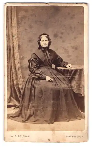 Fotografie W.D. Brigham, Scarborough, Huntris Row, betagte dame im Biedermeierkleid auf Stuhl sitzend