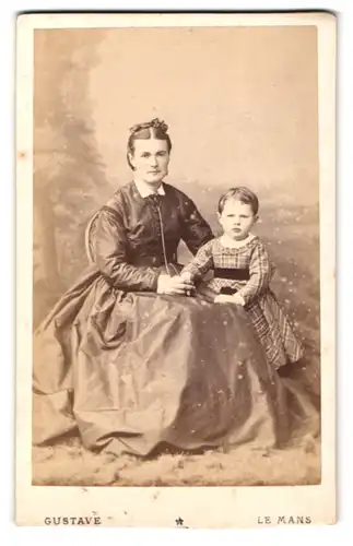 Fotografie Atelier Gustave, Le Mans, Mutter mit Tochter im kleid mit Karomuster