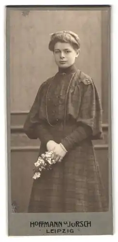 Fotografie Hoffmann & Jursch, Leipzig, Dorotheenstr. 10, hübsche junge Dame mit Blumenstrauss im Kleid mit Karomuster