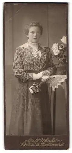 Fotografie Adolf Winkler, Görlitz, Berlinerstr. 12, junge Dame mit Schleife trägt gepunktete Bluse