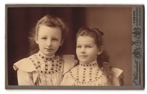 Fotografie E. Uhlenhuth, Coburg, Albertplatz, freundlich lächelnde Schwestern in gleichen Kleidern