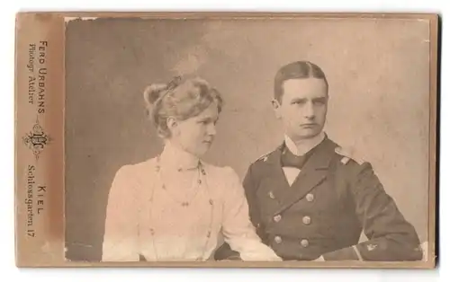 Fotografie Ferd. Urbahns, Kiel, Schlossgarten 17, Soldat mit seiner Liebsten im Portrait